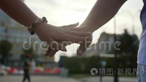 牽手視頻最新,牽手視頻最新，探索新時代的視頻社交潮流